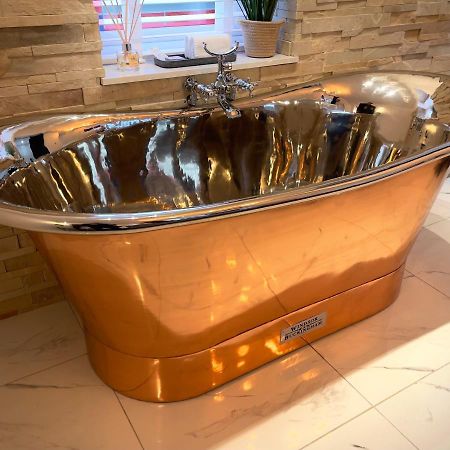 Pamper Yourself In Our Double Sized Copper Tub -2 Bedroom Villa Inverness Exterior foto